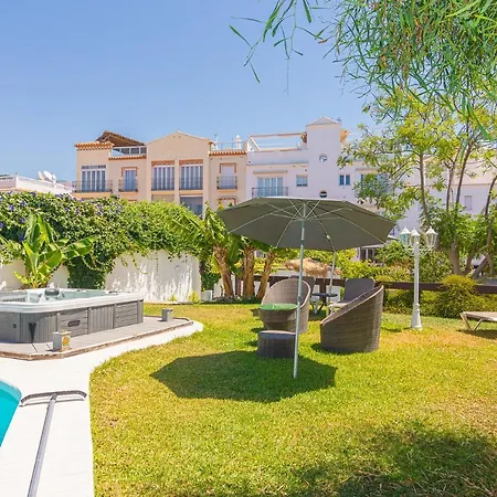 Con Piscina Privada En Calle Carabeo Villa *