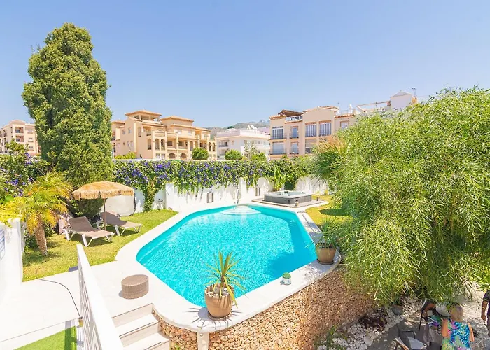 Villa Con Piscina Privada En Calle Carabeo Nerja