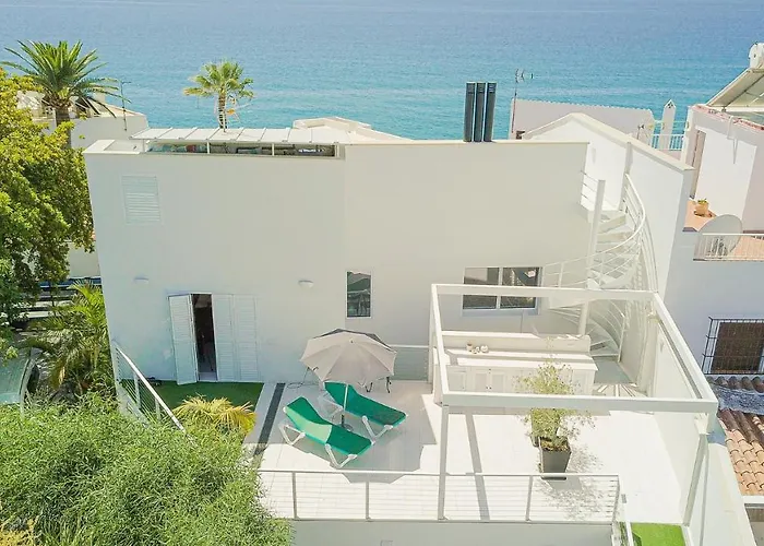 Con Piscina Privada En Calle Carabeo Villa *