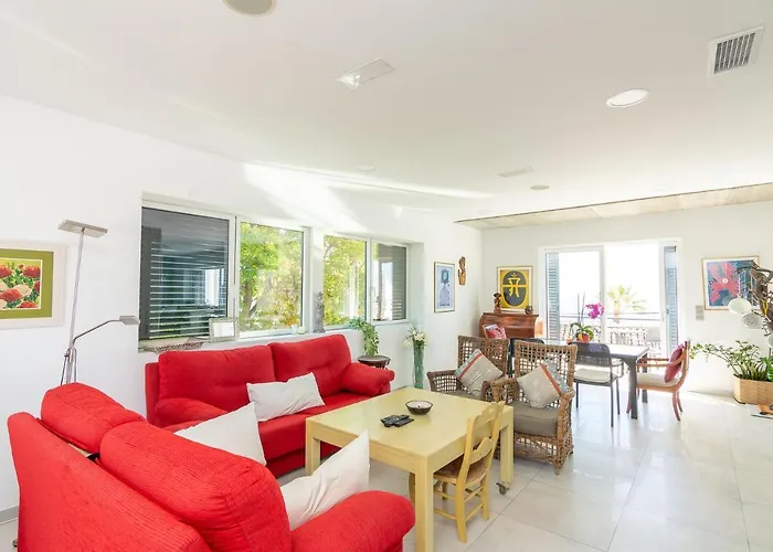 Con Piscina Privada En Calle Carabeo