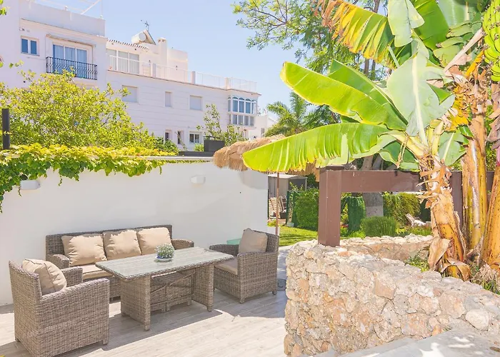 Con Piscina Privada En Calle Carabeo Nerja