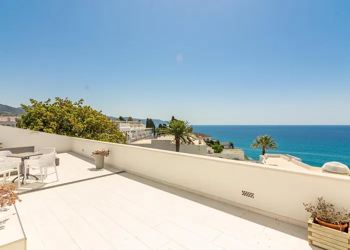 Villa Con Piscina Privada En Calle Carabeo