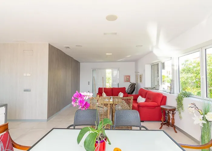 Con Piscina Privada En Calle Carabeo Nerja