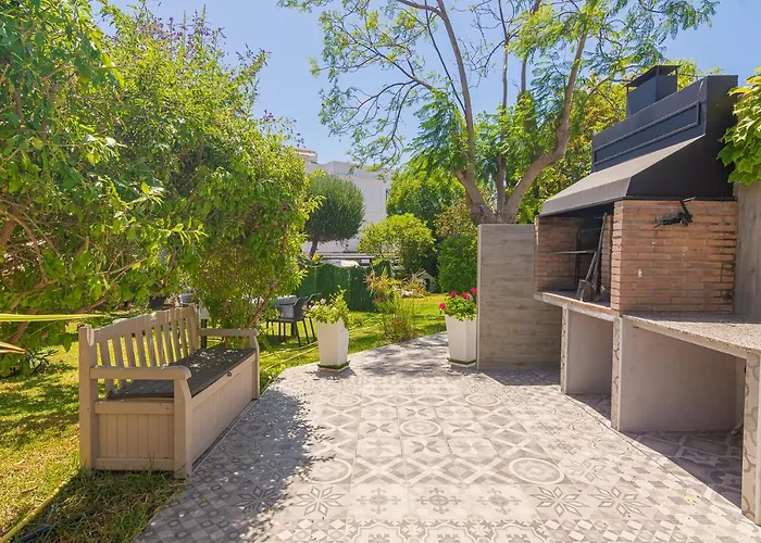 Con Piscina Privada En Calle Carabeo Nerja