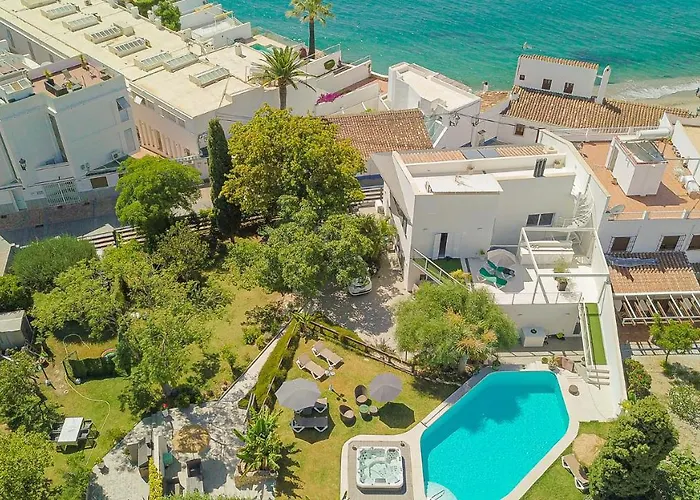 Con Piscina Privada En Calle Carabeo Villa *