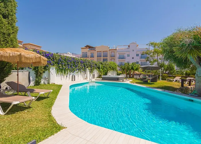 Con Piscina Privada En Calle Carabeo Nerja