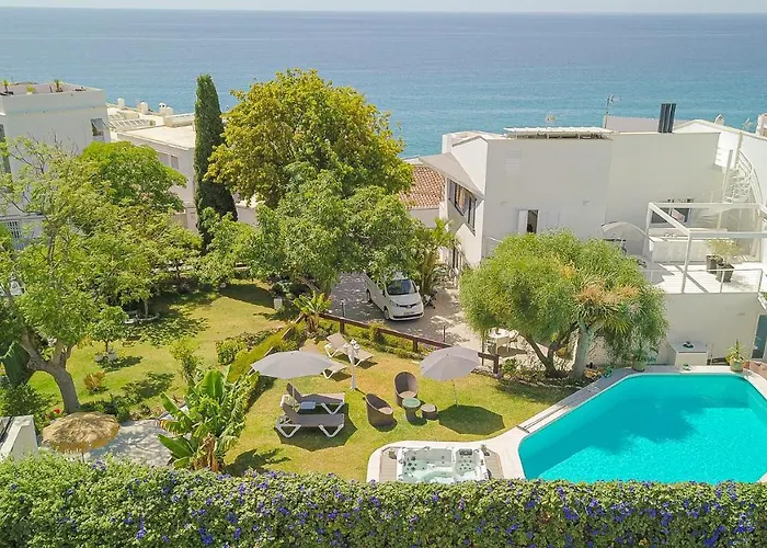 Con Piscina Privada En Calle Carabeo Villa Nerja