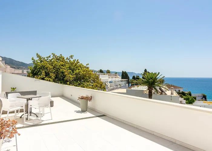 Villa Con Piscina Privada En Calle Carabeo Nerja