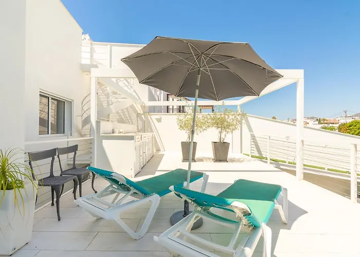 Con Piscina Privada En Calle Carabeo *