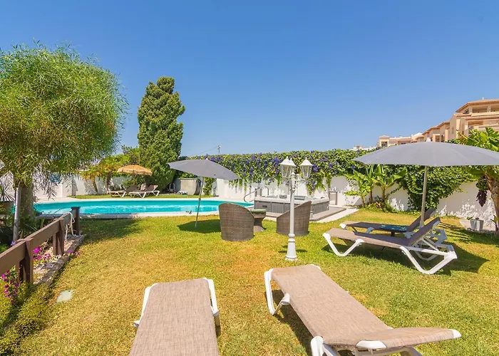 Con Piscina Privada En Calle Carabeo Villa