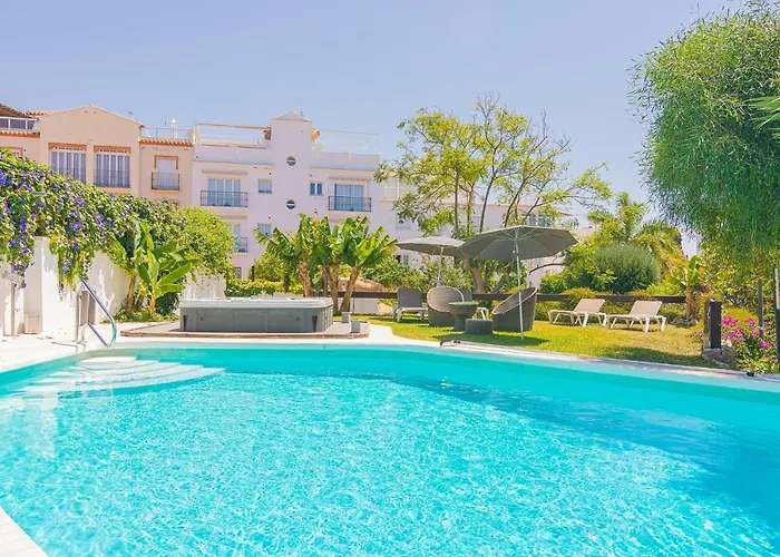 Villa Con Piscina Privada En Calle Carabeo Nerja