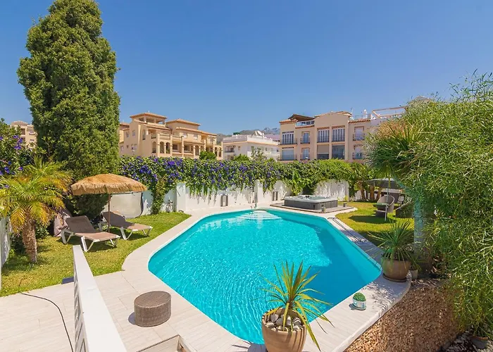 Con Piscina Privada En Calle Carabeo *