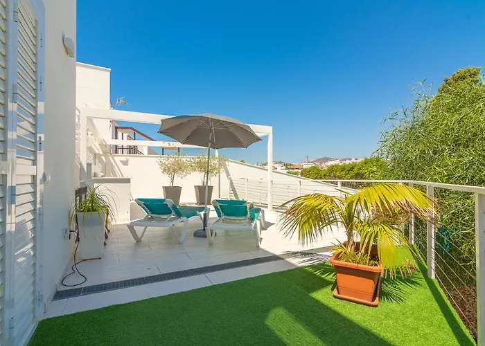 Con Piscina Privada En Calle Carabeo Villa *