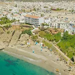 Villa Con Piscina Privada En Calle Carabeo *