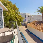 Con Piscina Privada En Calle Carabeo Villa *