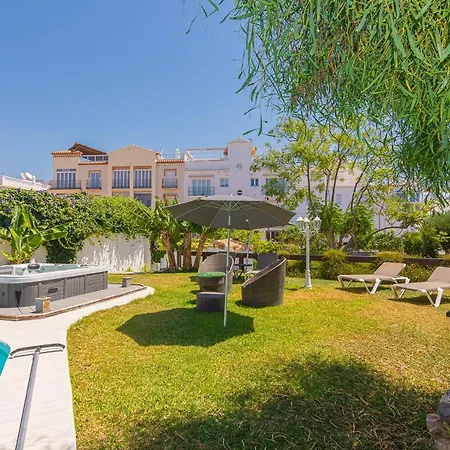 Con Piscina Privada En Calle Carabeo Villa