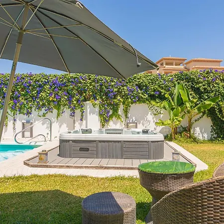 Con Piscina Privada En Calle Carabeo Villa