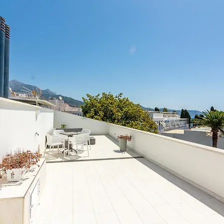 Con Piscina Privada En Calle Carabeo Nerja