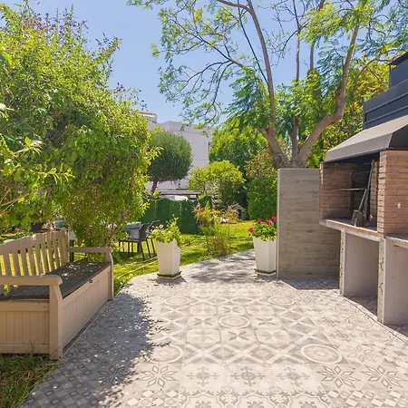 Con Piscina Privada En Calle Carabeo Nerja