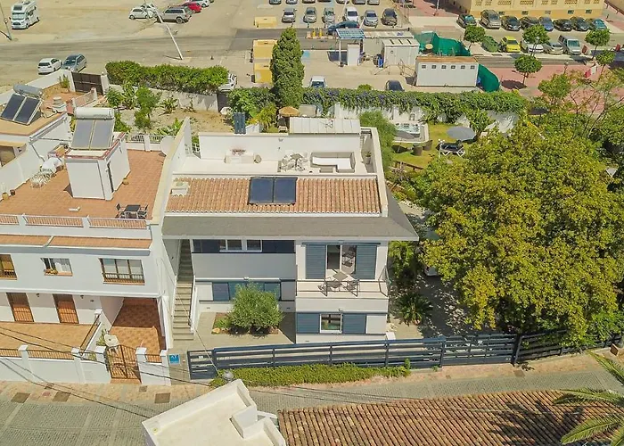 Con Piscina Privada En Calle Carabeo Villa Nerja