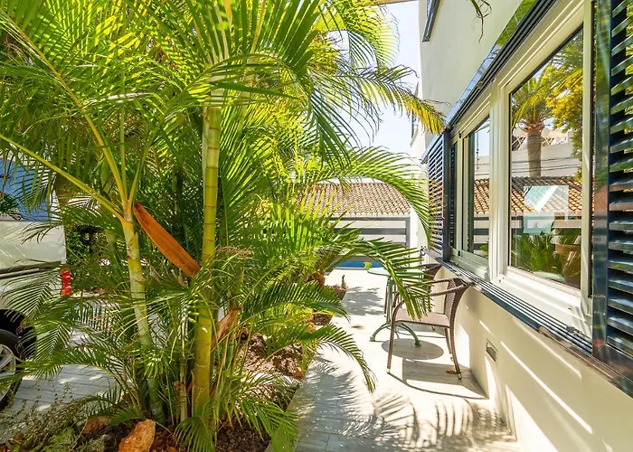 Villa Con Piscina Privada En Calle Carabeo