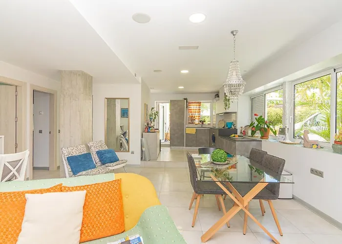 Villa Con Piscina Privada En Calle Carabeo