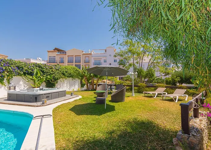 Con Piscina Privada En Calle Carabeo Villa