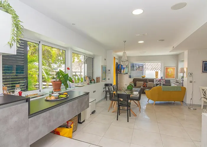 Con Piscina Privada En Calle Carabeo Villa