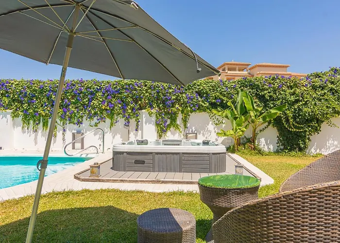 Con Piscina Privada En Calle Carabeo Villa