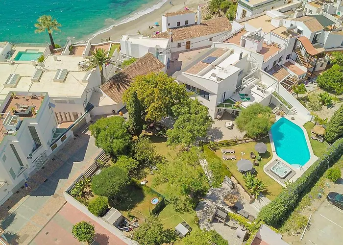 Con Piscina Privada En Calle Carabeo Villa Nerja