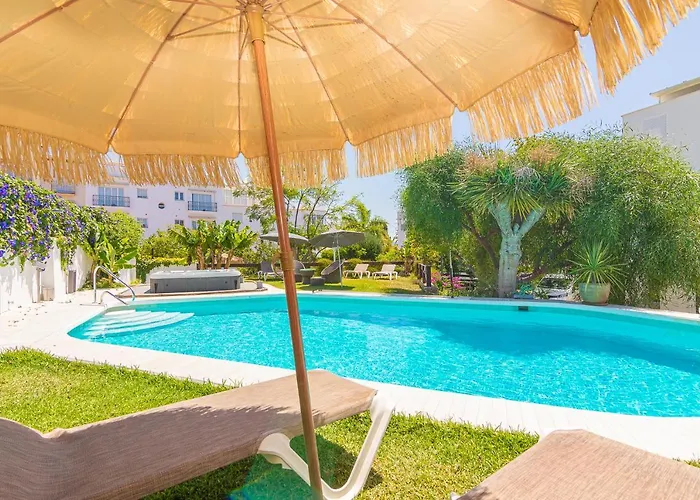 Con Piscina Privada En Calle Carabeo Villa Nerja