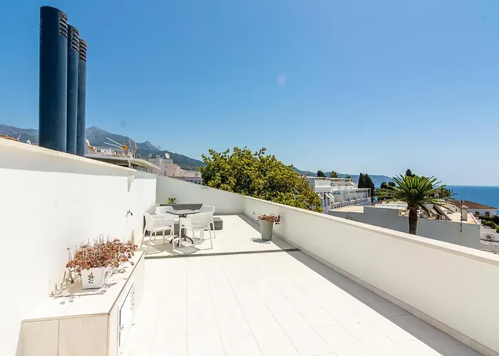 Con Piscina Privada En Calle Carabeo Nerja