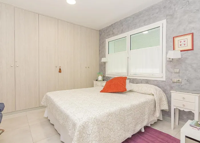 Villa Con Piscina Privada En Calle Carabeo