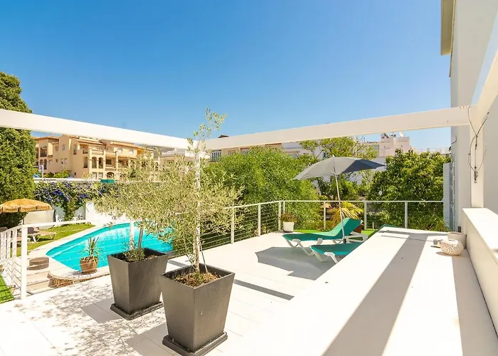 Con Piscina Privada En Calle Carabeo Nerja