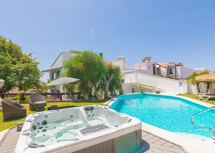 Con Piscina Privada En Calle Carabeo Villa