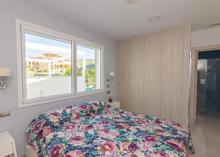 Con Piscina Privada En Calle Carabeo *