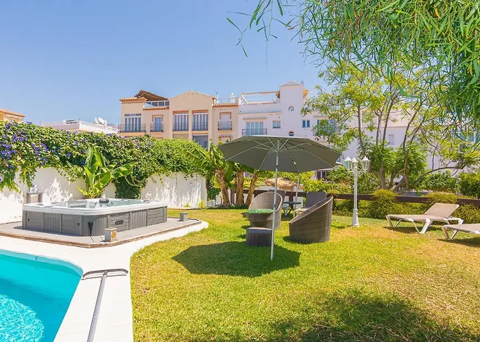 Con Piscina Privada En Calle Carabeo Villa *