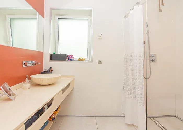 Con Piscina Privada En Calle Carabeo Nerja