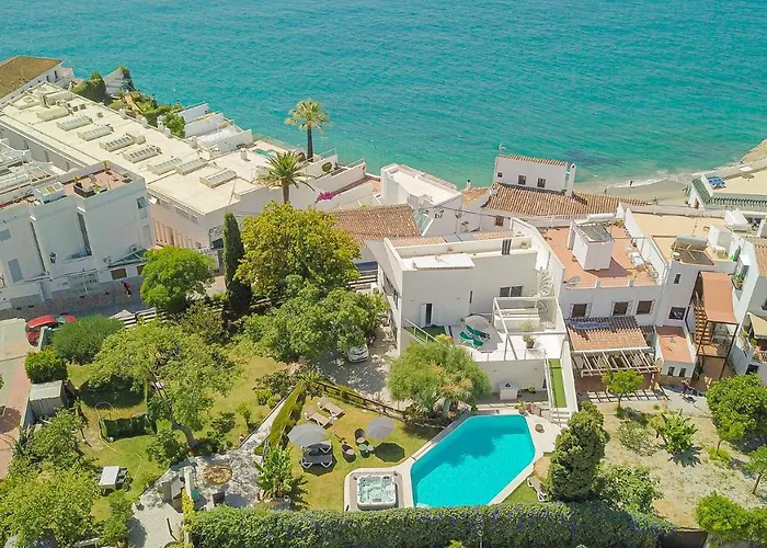 Con Piscina Privada En Calle Carabeo Nerja