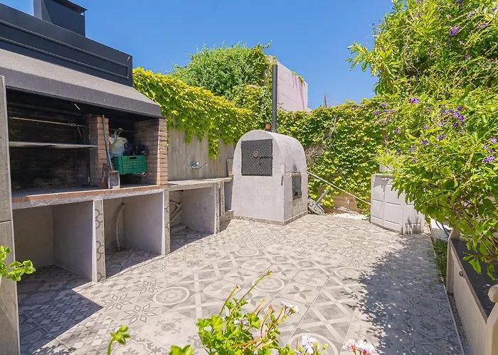 Villa Con Piscina Privada En Calle Carabeo *