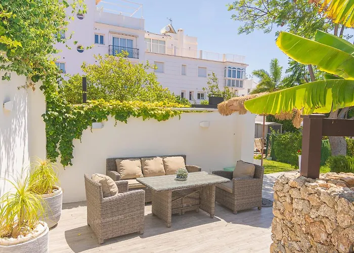 Con Piscina Privada En Calle Carabeo Nerja