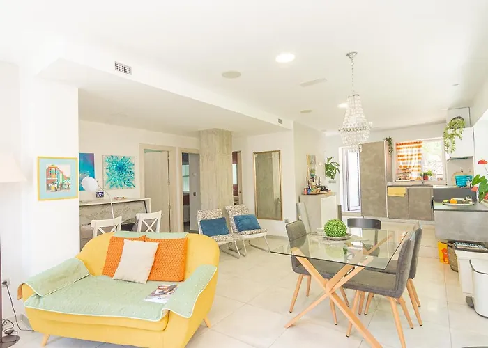 Villa Con Piscina Privada En Calle Carabeo *