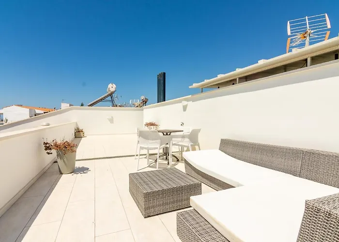 Con Piscina Privada En Calle Carabeo *