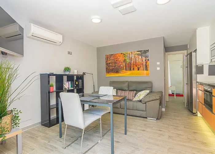 Villa Con Piscina Privada En Calle Carabeo Nerja