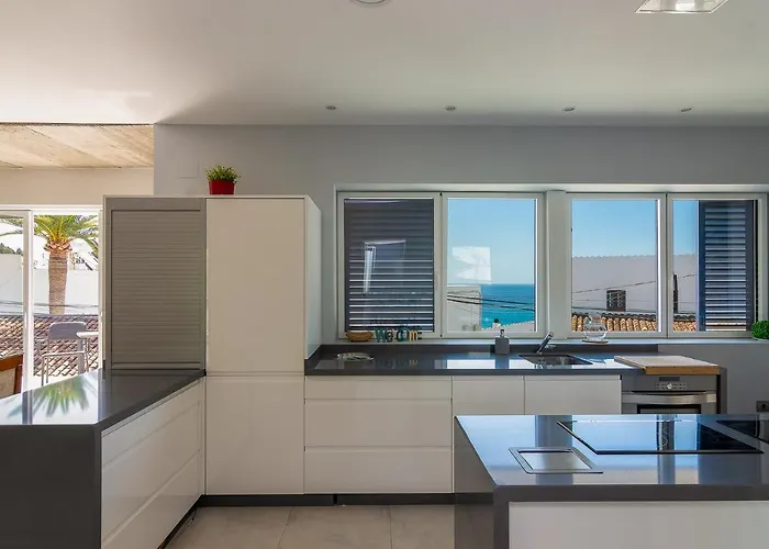 Villa Con Piscina Privada En Calle Carabeo Nerja