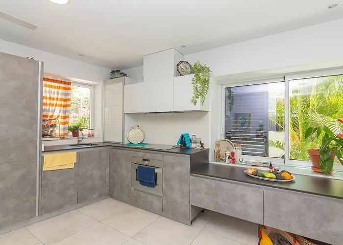 Villa Con Piscina Privada En Calle Carabeo *