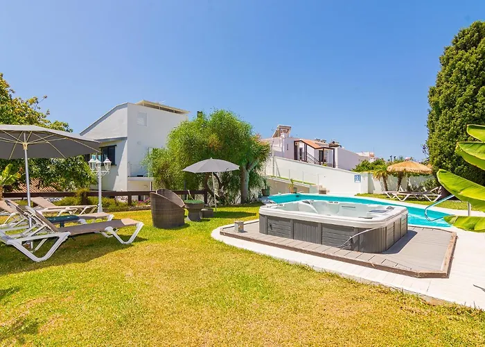 Con Piscina Privada En Calle Carabeo *