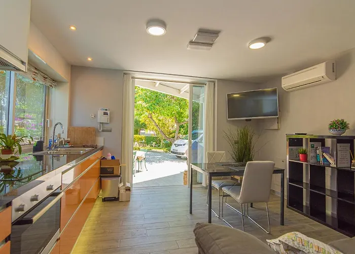 Con Piscina Privada En Calle Carabeo Nerja