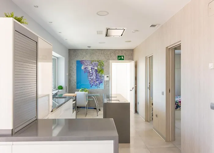 Con Piscina Privada En Calle Carabeo * Nerja